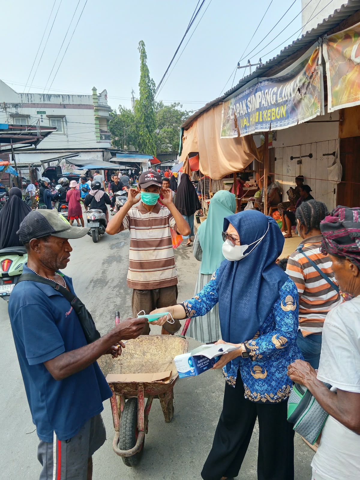 261001083850-kabut-asap-selimuti-sorong-puskesmas-remu-turun-ke-jalan-bagikan-masker-gratis.jpg